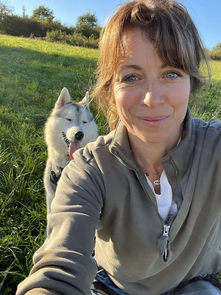 Virginie Hemmer thérapeute énergéticienne Sarreguemines – portrait en cabinet